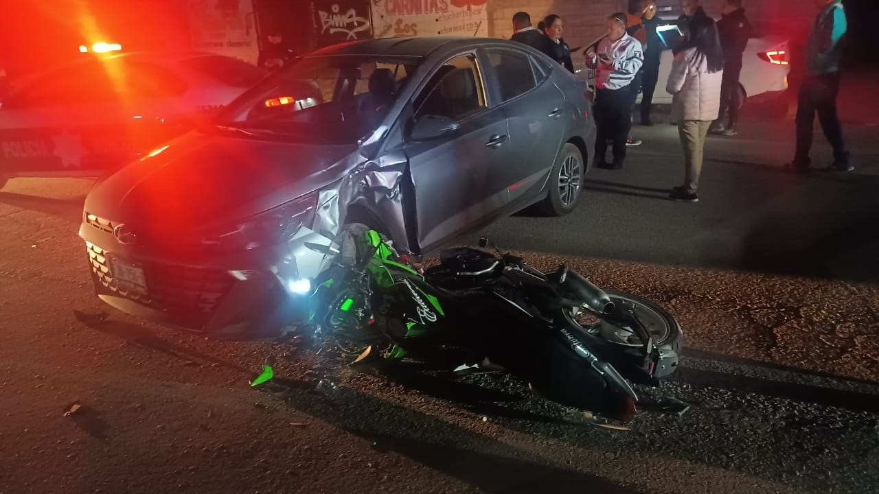 El conductor de un vehículo Sedán le cortó la circulación al joven a bordo de una motocicleta.
