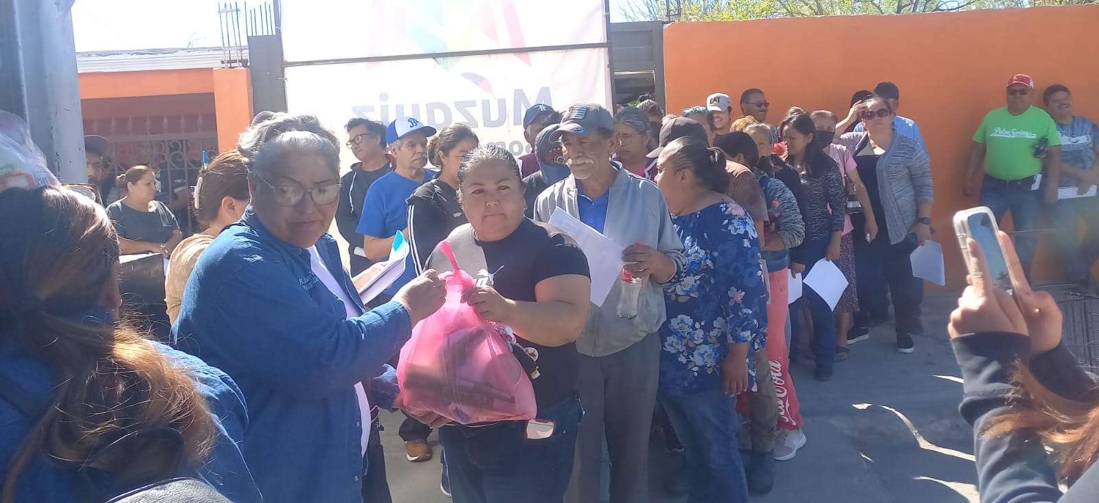 Brindan ayuda humanitaria a comunidad de Minas de Barroterán
