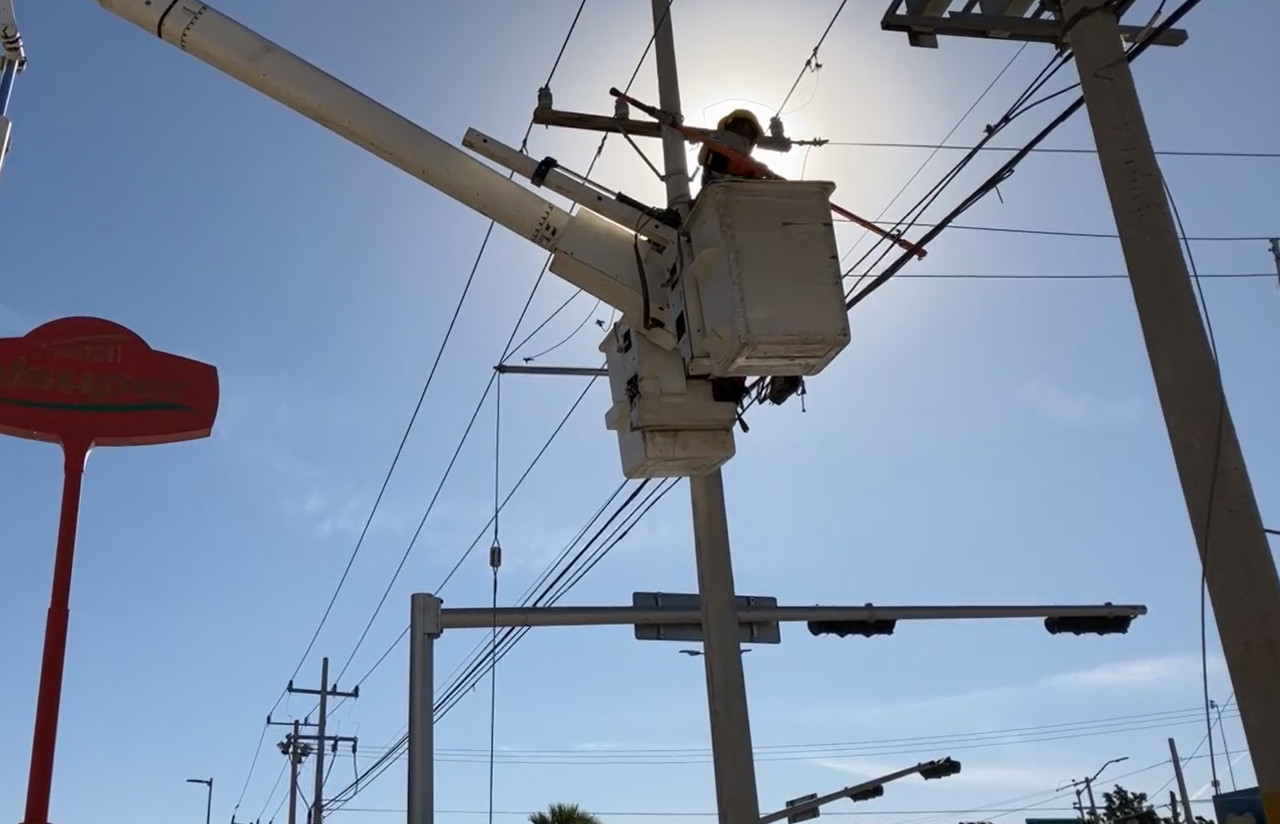 Se supo que debido a la señalada falta de pago, la CFE contempla más cortes de electricidad para Simas Torreón. (EL SIGLO DE TORREÓN)