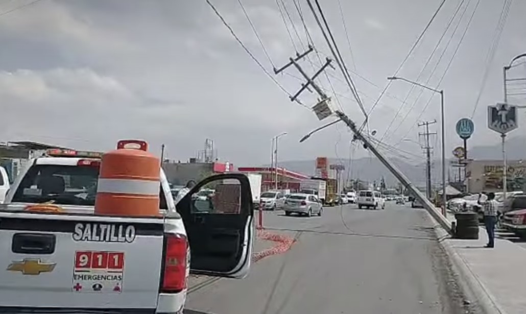 Tractocamión derriba poste y cables de la CFE en Saltillo