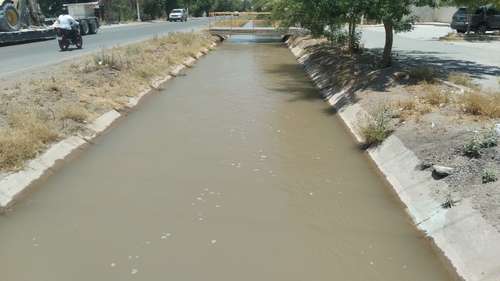 El agua que circula por los canales se encuentra muy sucia, por lo que alertan a los ciudadanos a no meterse a nadar. 