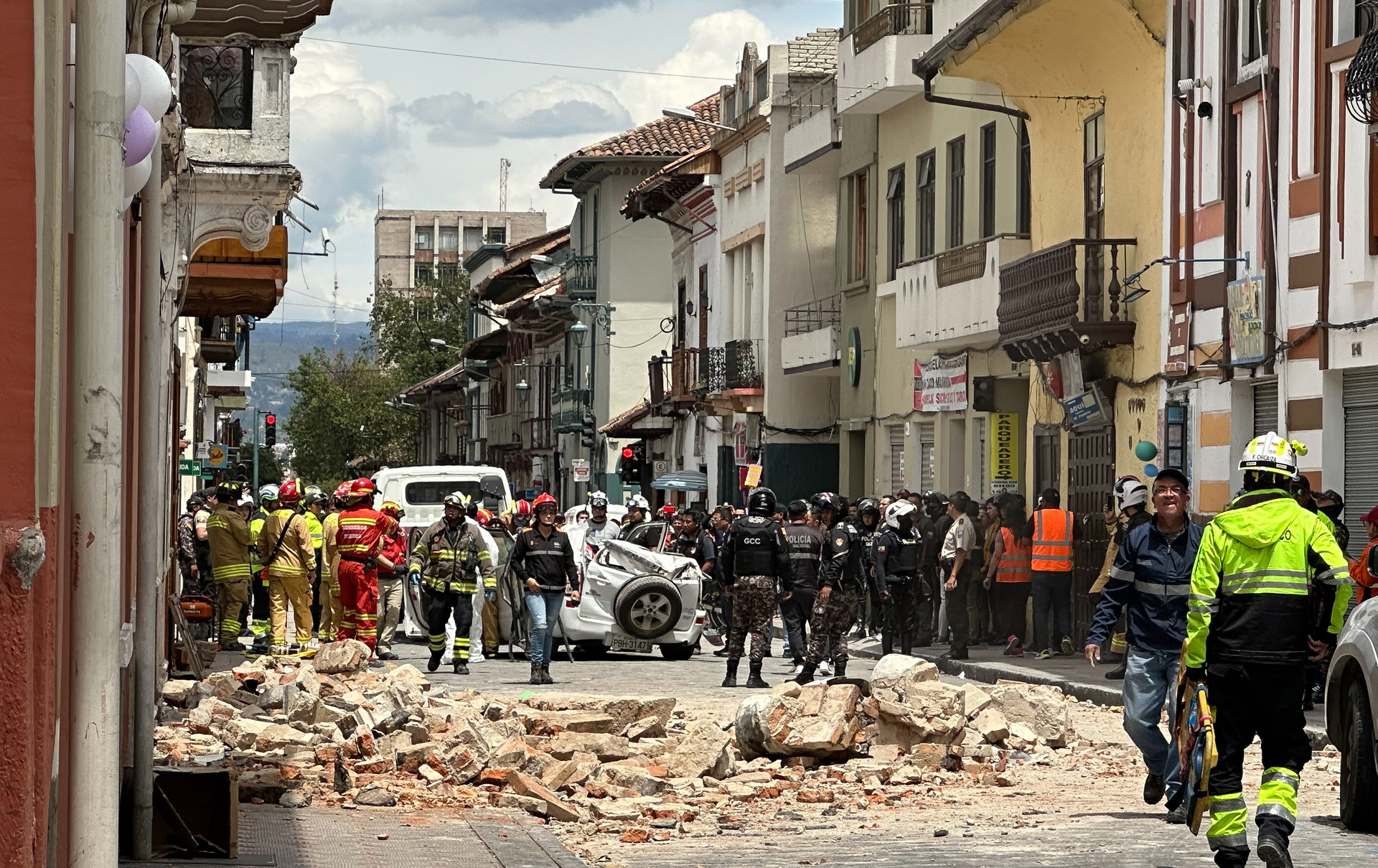 Reportan trece fallecidos y 126 heridos por sismo de magnitud 6.5 en Ecuador