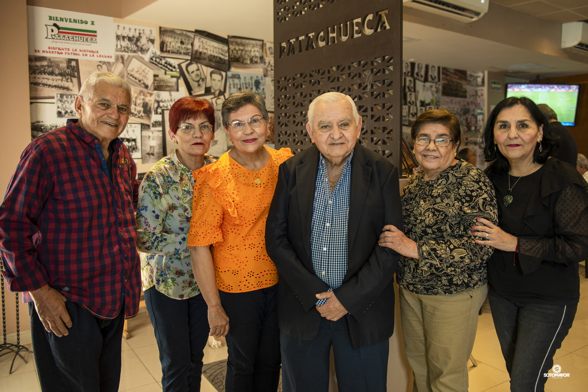 Jorge Rivero acompañado de sus hermanos: Guillermo, Irma, Olga, Silvia y Elvira.- ERICK SOTOMAYOR
FOTOGRAFÍA
