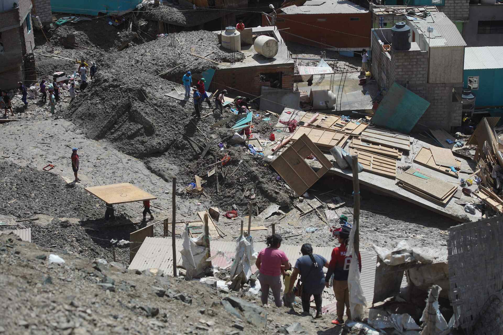Las inundaciones y deslizamientos de lodo por las lluvias han causado la destrucción de 55 aulas escolares. (ARCHIVO)