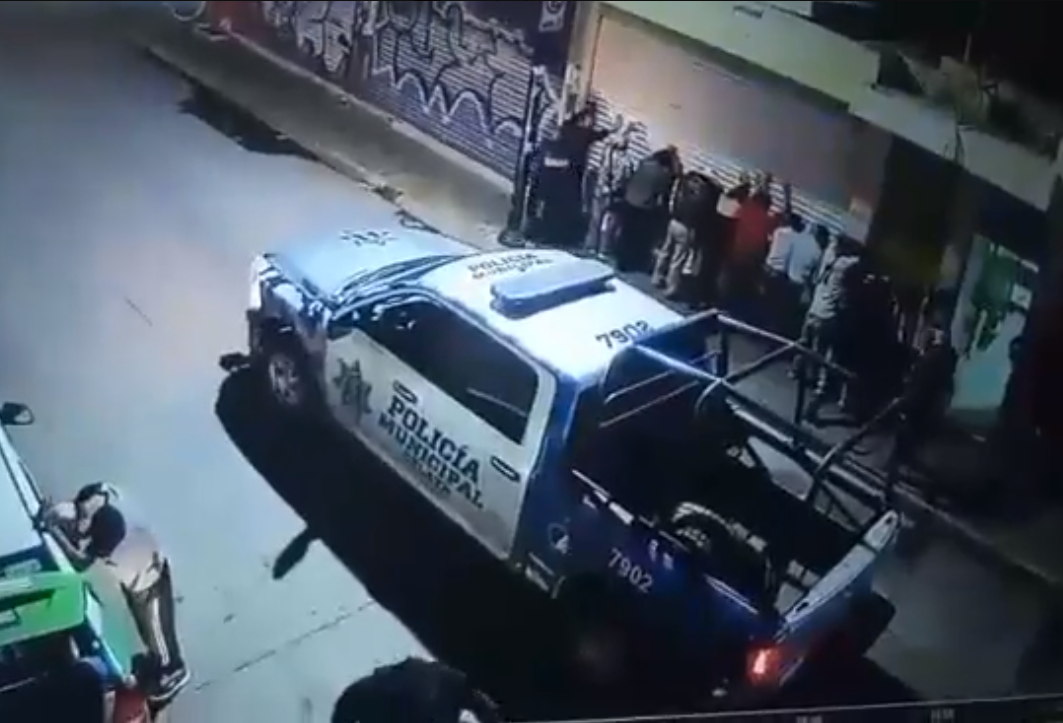 VIDEO: Captan momento en que policías permiten que sujeto golpee a civiles en Guanajuato