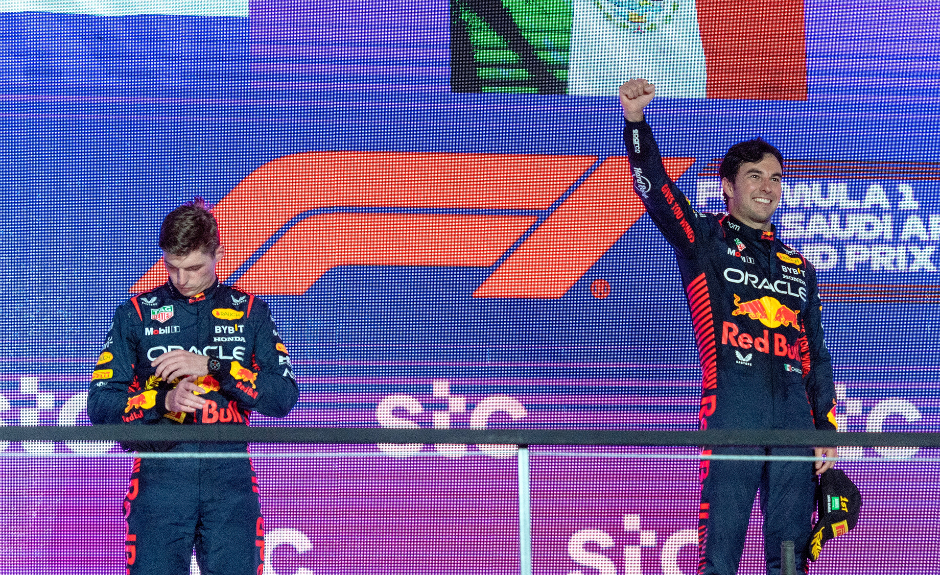 Los pilotos de la escudería Red Bull en el podio tras terminar Checo Pérez en el primer puesto y Max Verstappen en segundo; Fernando Alonso fue el tercero. (FOTO: ARCHIVO)