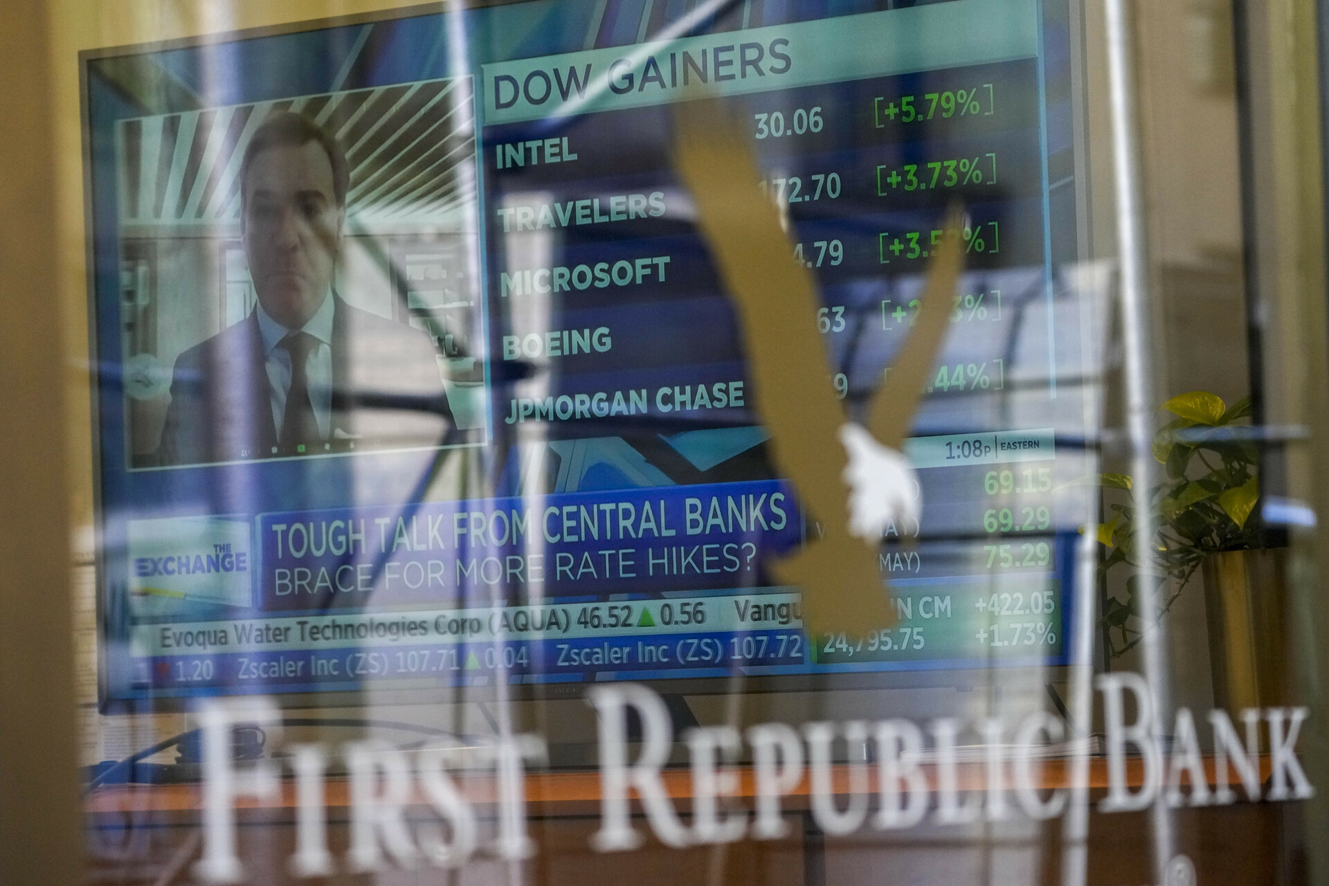 Hora y media antes del tañido de la campana de Wall Street, los títulos de First Republic subían un 23.89 %. (AP)
