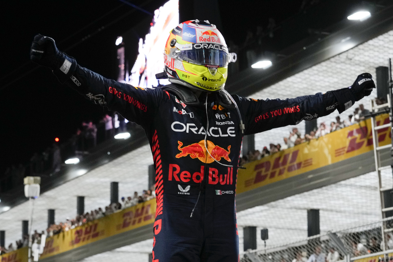Sergio 'Checo' Pérez tuvo una gran exhibición y contuvo a Max Verstappen para llevarse la victoria en el Gran Premio de Arabia Saudita.