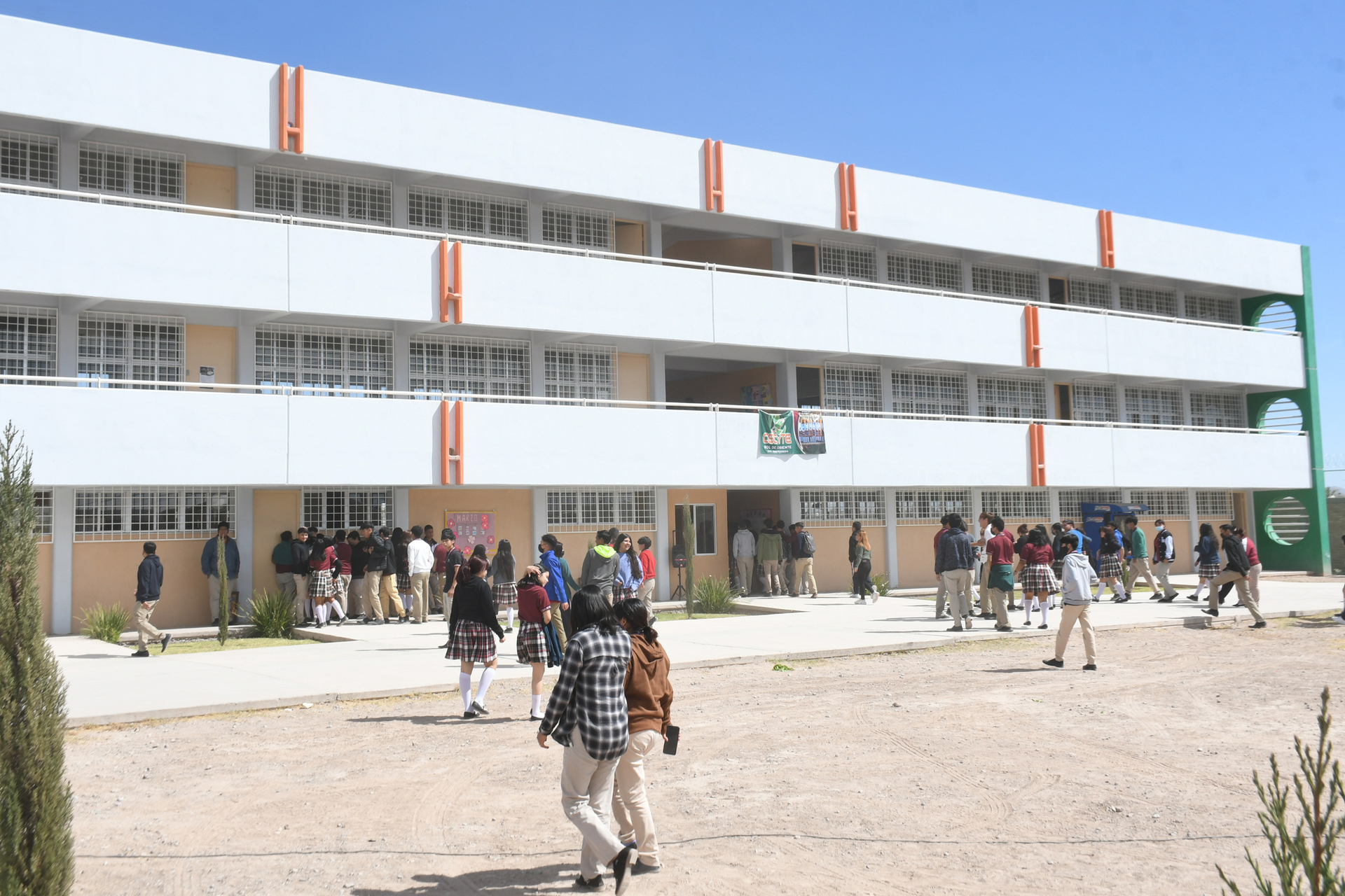Entrega Municipio barda perimetral y caseta en el CECyTEC Sol de Oriente