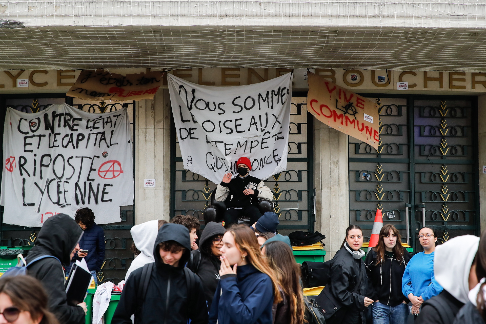 Los basureros de París están hace casi veinte días en huelga por una ley que les forzará a trabajar dos años más en un oficio especialmente nocivo para la salud. (TERESA SUAREZ / EFE)