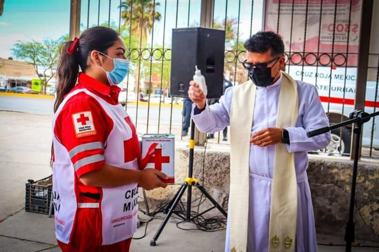 El padre bendijo las ánforas para la colecta de la Cruz Roja. (EL SIGLO DE TORREÓN)