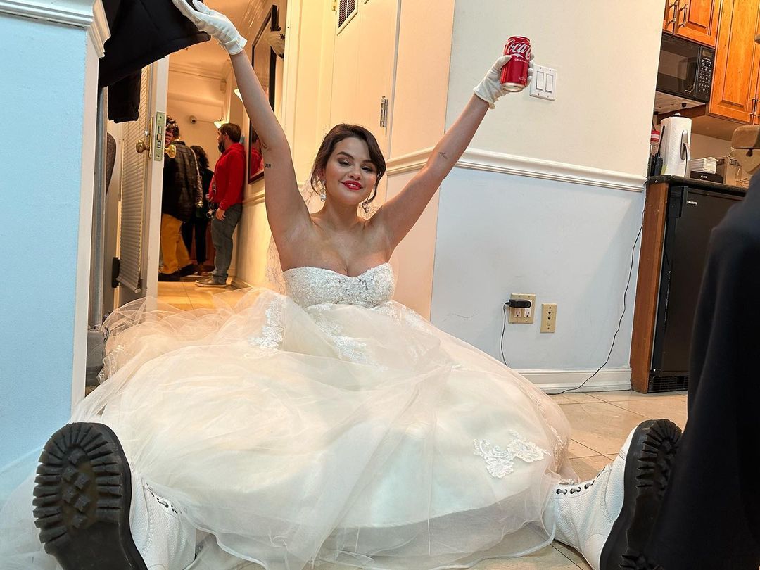 ¿Habrá boda? Selena Gomez sorprende vestida de novia