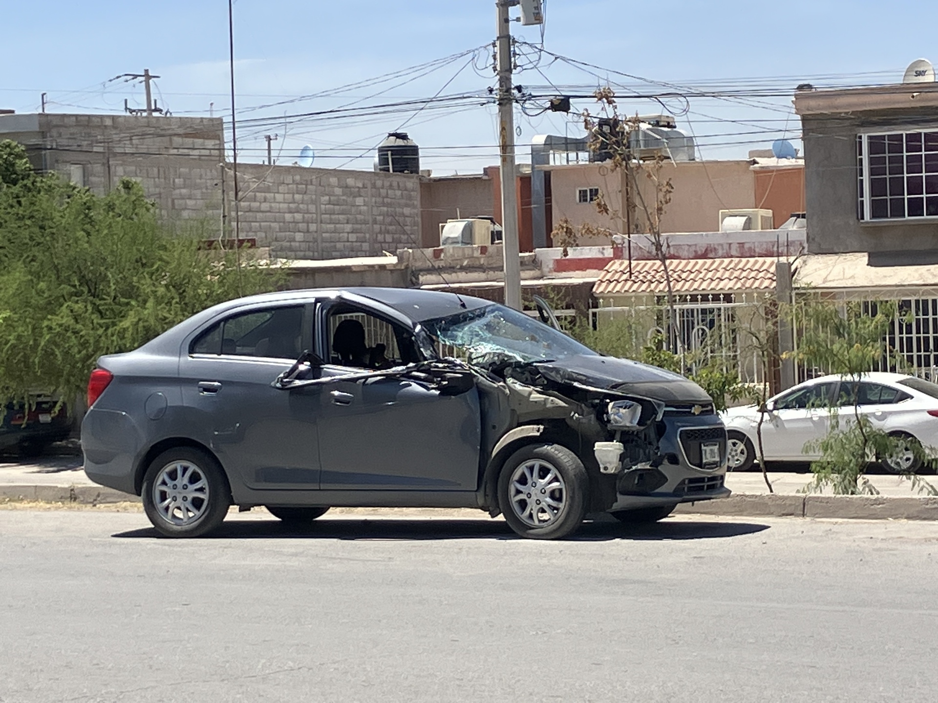 El vehículo Chevrolet recibió fuertes daños en el parabrisas y parte de la carrocería. (EL SIGLO DE TORREÓN)