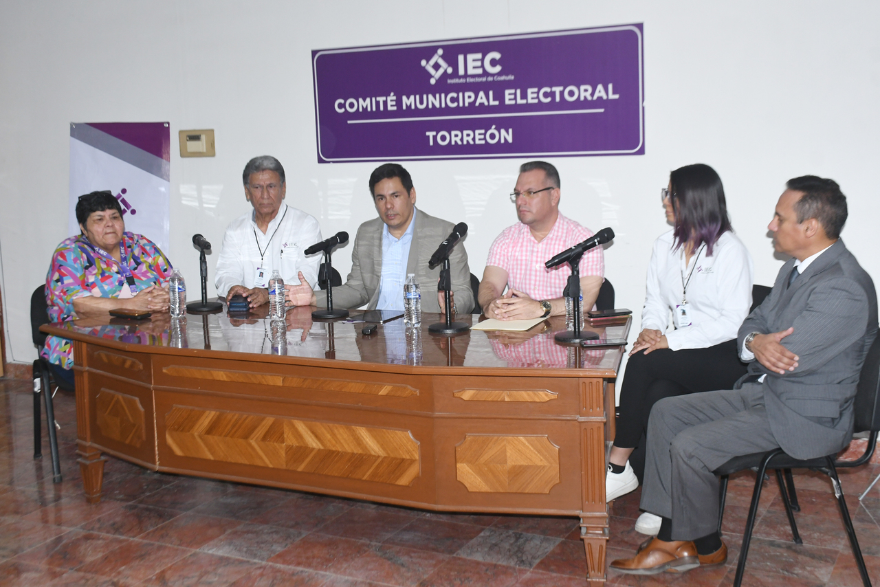 El Instituto Electoral de Coahuila presentó a quienes estarán encabezando los comités distritales y el municipal de Torreón. (FERNANDO COMPEÁN / EL SIGLO DE TORREÓN)