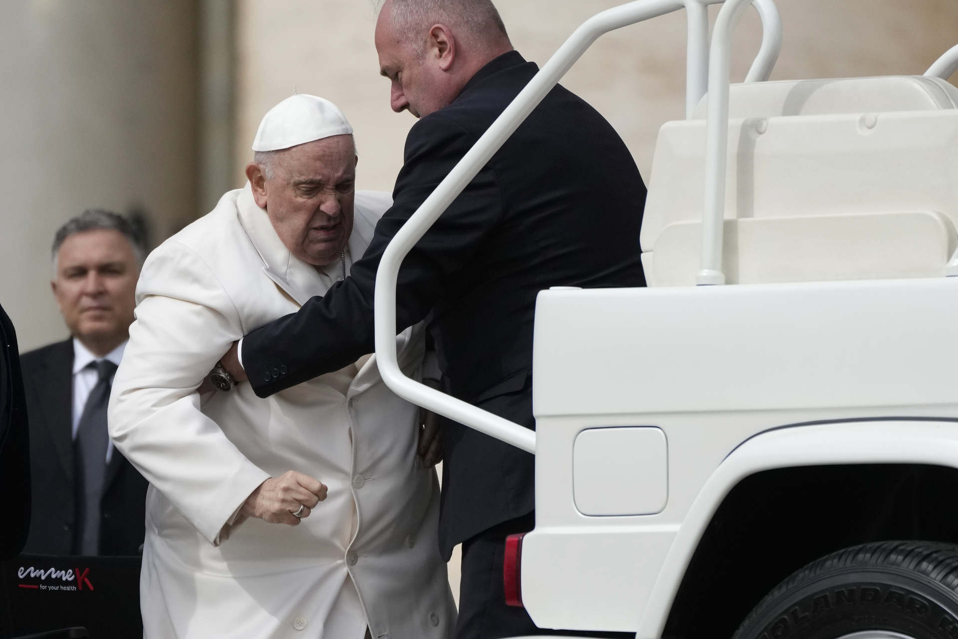 Tras la audiencia tradicional de los miércoles, el papa sufrió presentó dificultad respiratoria juzgada alarmante por los médicos del Vaticano. (AP)