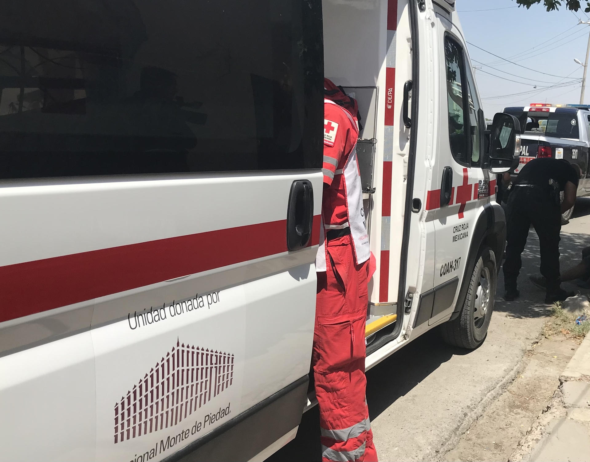 Paramédicos de la Cruz Roja arribaron al sitio para brindar las primeras atenciones al herido. (EL SIGLO DE TORREÓN)