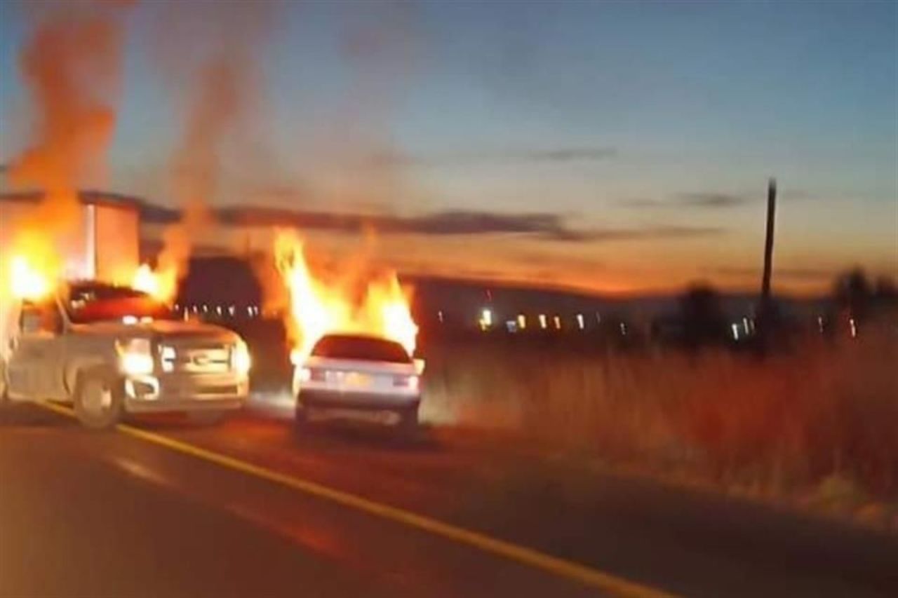 La tarde de este miércoles se registraron bloqueos e incendios de vehículos en tramos carreteros en la región sureste de Zacatecas. (EL SIGLO DE TORREÓN)