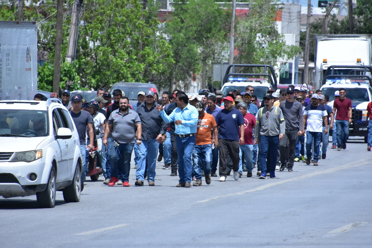 La manifestación la realizaron alrededor de un centenar de trabajadores.