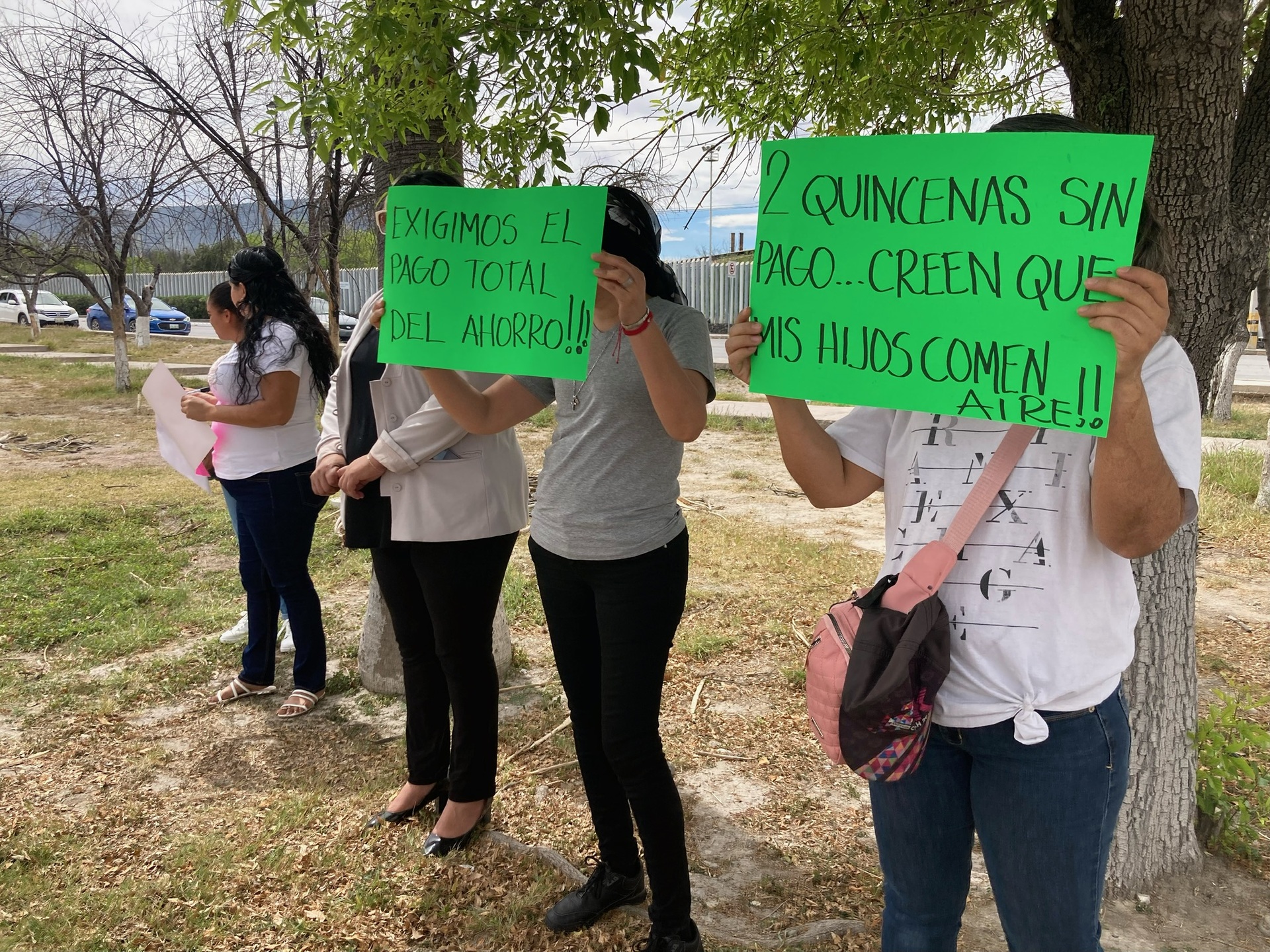 Alrededor de 30 esposas de empleados sindicalizados y de confianza de AHMSA, realizaron una manifestación en la Plaza del Ave Fénix. (Foto: SERGIO A. RODRÍGUEZ / EL SIGLO COAHUILA)