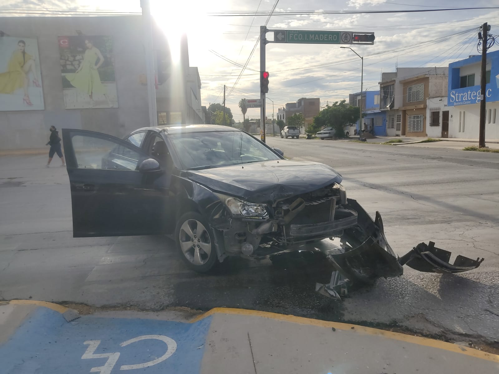 Conductora ignora semáforo en rojo y choca contra automóvil en Centro ...