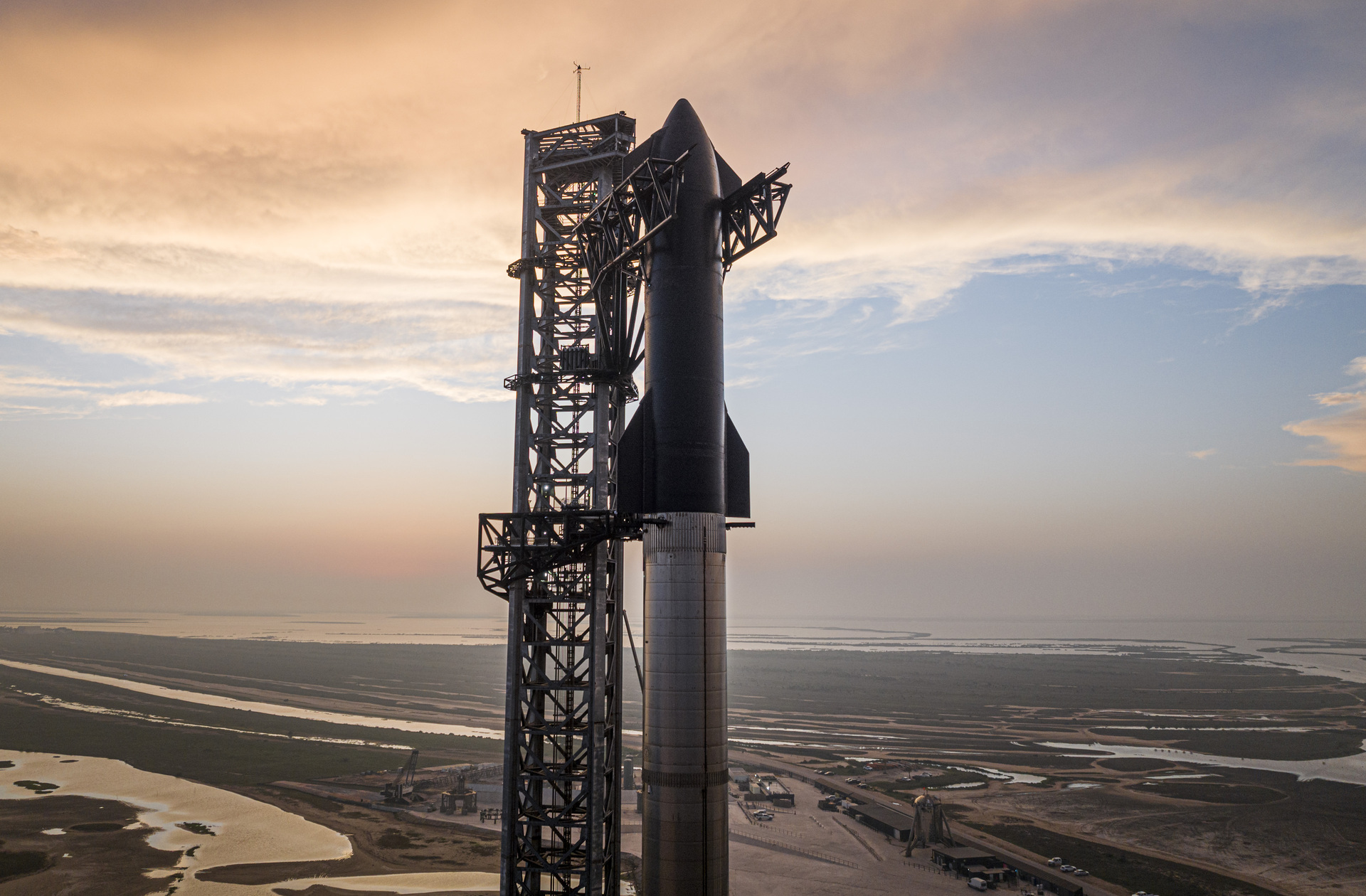 SpaceX trabaja en el lanzamiento de su supercohete Starship para un primer vuelo de prueba. (EFE)