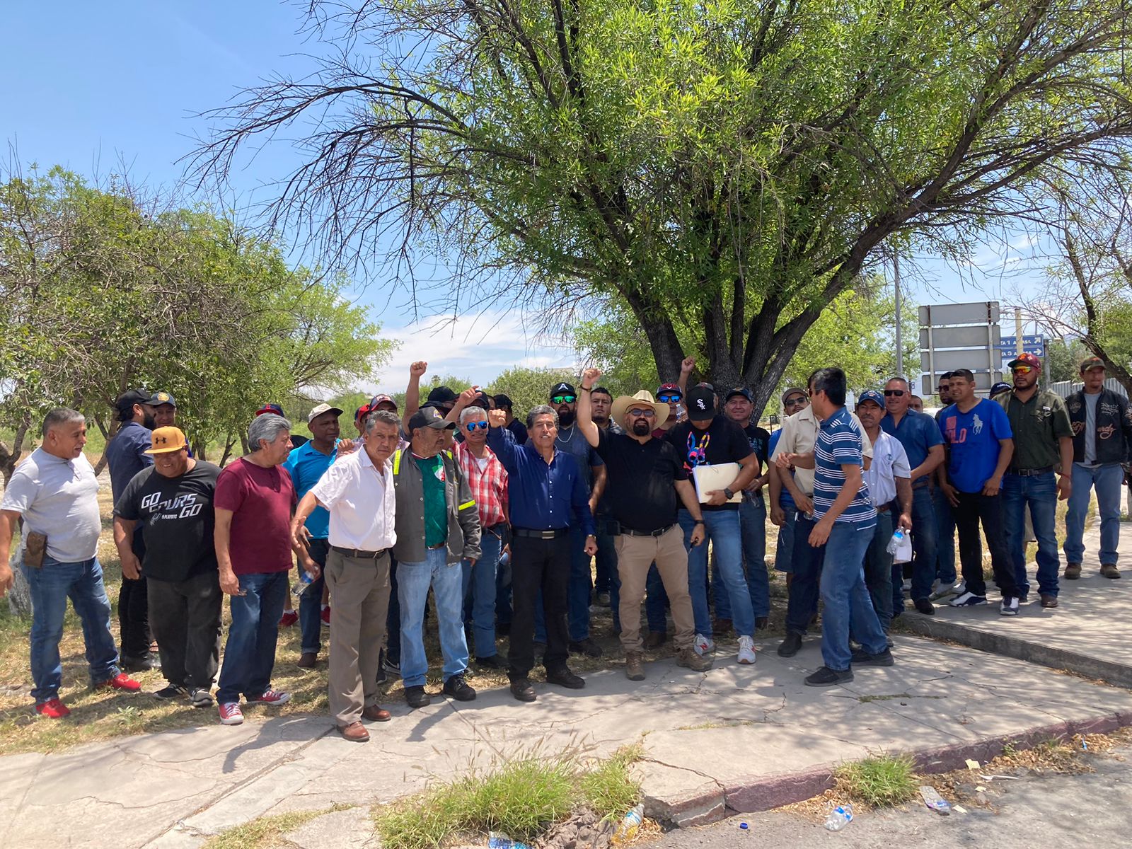 Los trabajadores sindicalizados de Altos Hornos de México celebraron que la asamblea de socios de AHMSA ratificó a Luis Zamudio Miechielsen como director general de la siderúrgica.