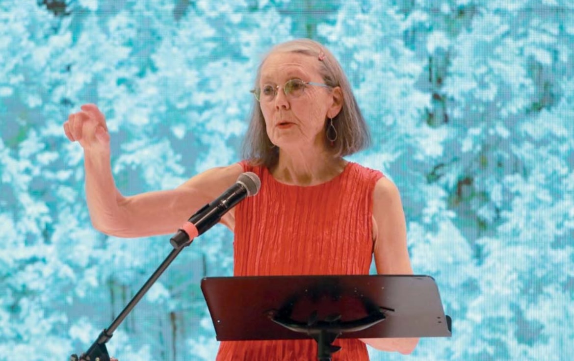 Anne Carson inauguró su visita a México con una lectura en la Universidad de Monterrey sobre algunos de sus textos (CORTESÍA)