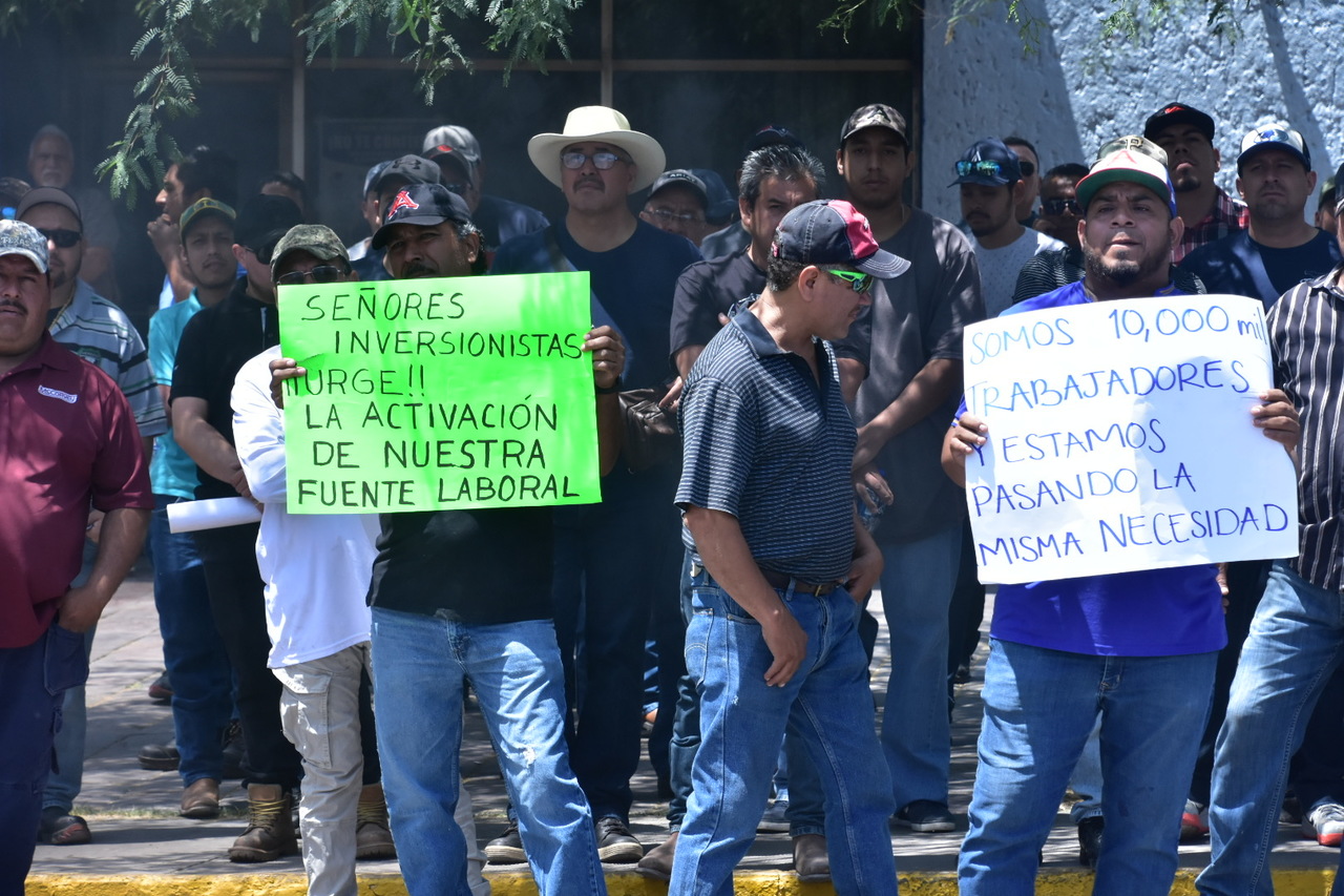 Trabajadores sindicalizados y de confianza se sumaron a la protesta para exigir los pagos pendientes.