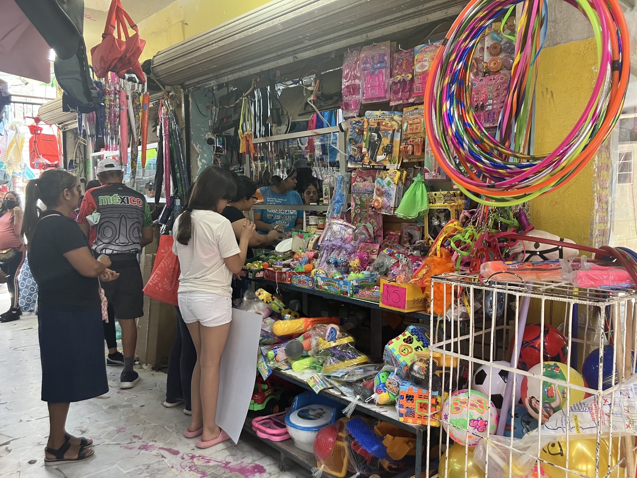 Establecimientos del centro de Matamoros registraron buenas ventas tras la celebración del Día del Niño. (EL SIGLO DE TORREÓN)