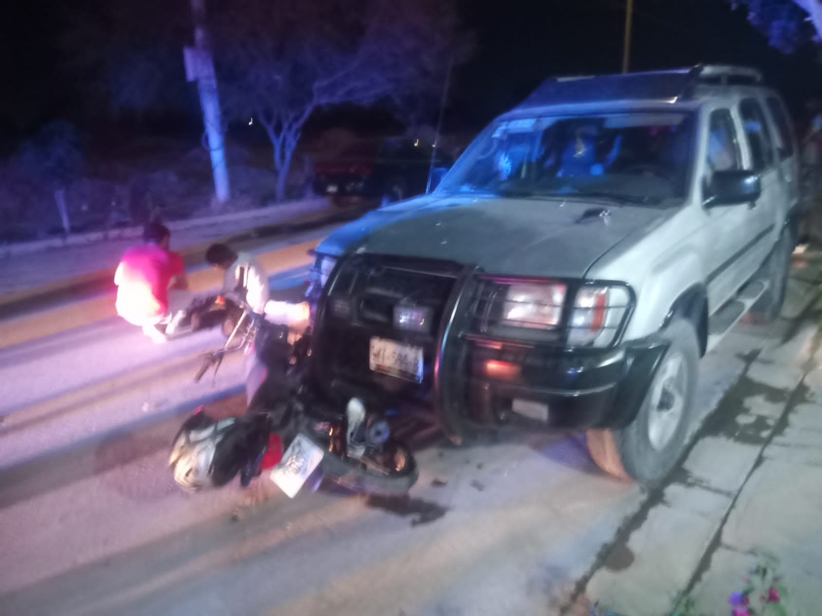 Paramédicos de la Cruz Roja arribaron al lugar para valorar a las personas involucradas en el accidente. (EL SIGLO DE TORREÓN)