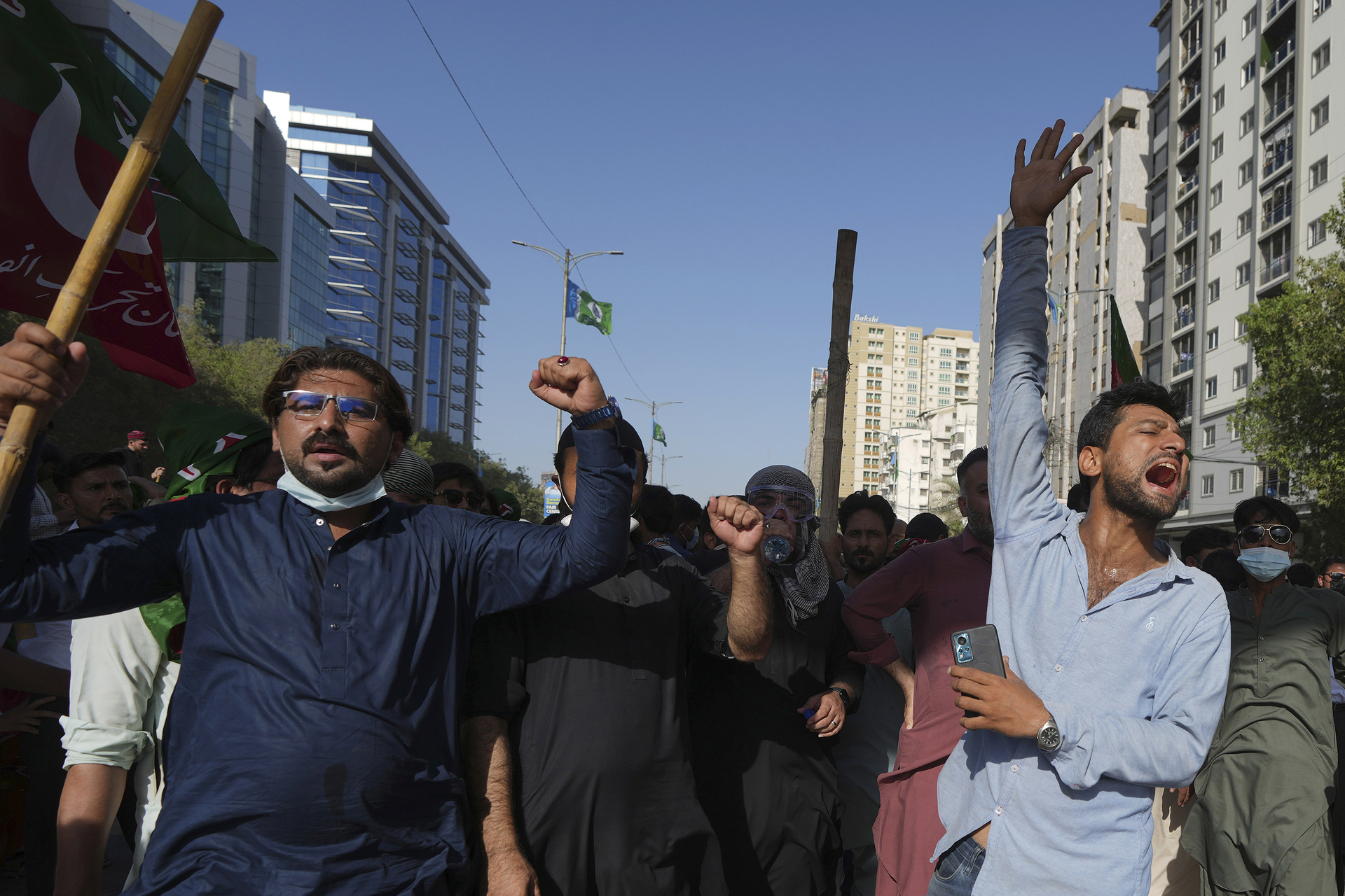 Un grupo de manifestantes irrumpió a la fuerza en la base del todopoderoso Ejército de Pakistán. (AP)