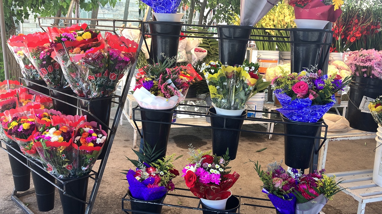 Pese a los inconvenientes que tuvieron que enfrentar, lograron instalarse en el mercado de las flores. (EL SIGLO DE TORREÓN)