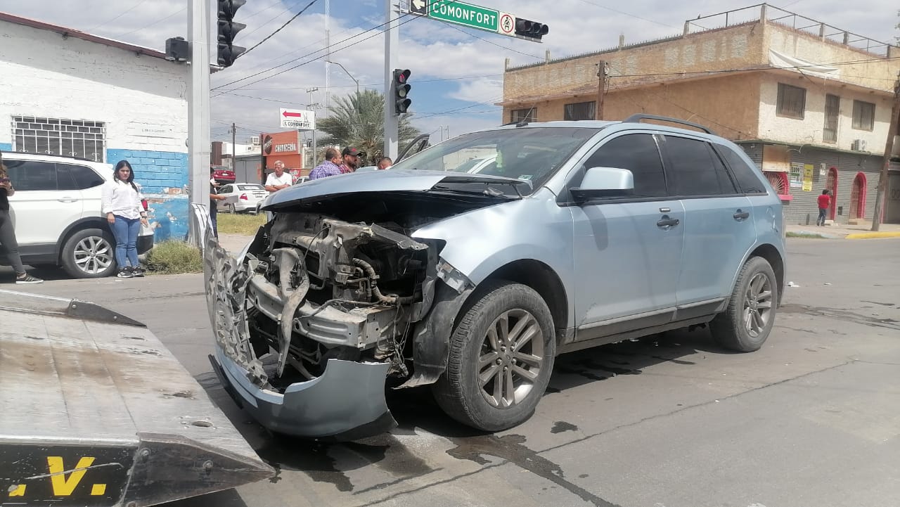 Conductor ignora semáforo en rojo y choca contra camioneta en el Centro ...