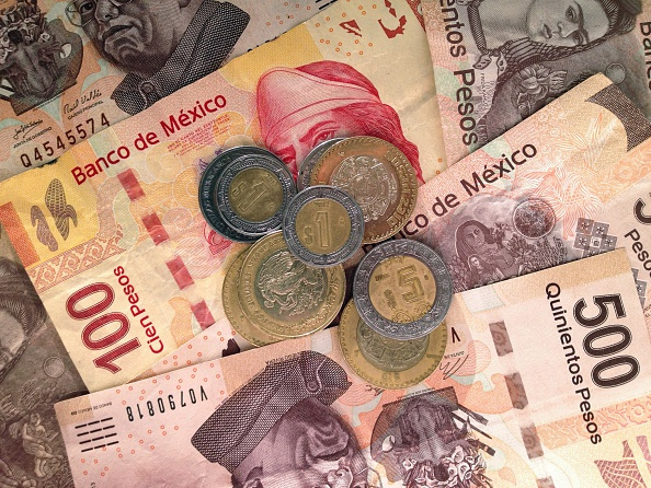 Luego de varios días de gran volatilidad, este viernes el peso mexicano es la segunda moneda más fuerte entre sus pares. (ARCHIVO)