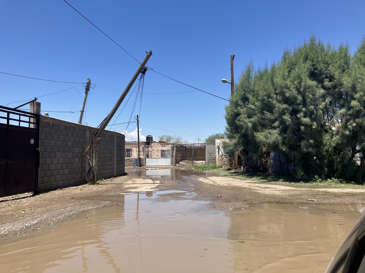 Raúl Santana, manifestó que, si bien no se registraron inundaciones, la gran acumulación de agua obstruye el paso de las personas. (EL SIGLO DE TORREÓN)