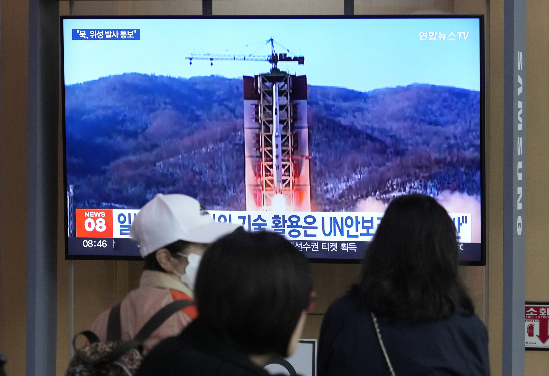 Tanto Seúl como Tokio consideran que el lanzamiento norcoreano es en realidad un ensayo encubierto de tecnología para misiles balísticos. (AP)