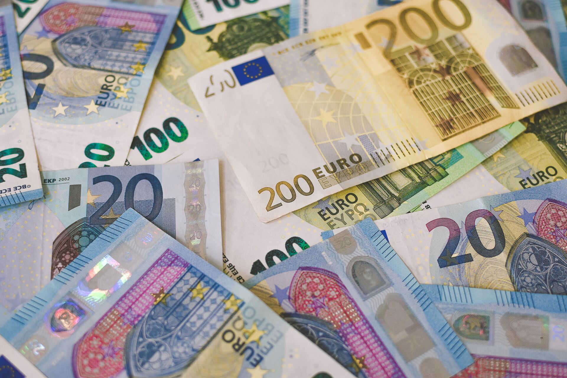 El Banco Central Europeo (BCE) fijó el cambio de referencia del euro en 1.0683 dólares. (ARCHIVO)