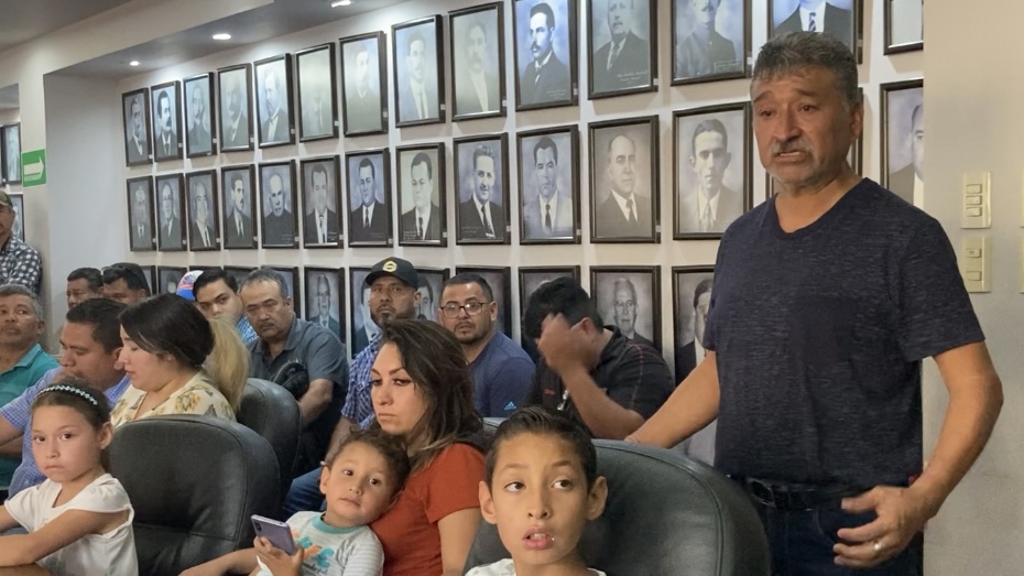 Juan Manuel Arreguín Linares, con voz quebrada pidió la ayuda del presidente municipal ante las autoridades federales. (Foto: SERGIO A. RODRÍGUEZ / EL SIGLO COAHUILA)