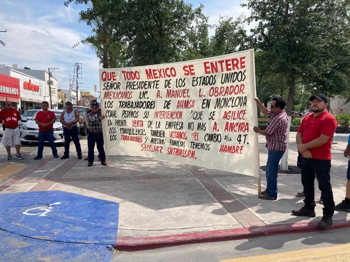 En una manta rotulada a mano, los manifestantes señalan que los trabajadores de AHMSA le solicitan su intervención a AMLO. (Foto: SERGIO A. RODRÍGUEZ / EL SIGLO COAHUILA)