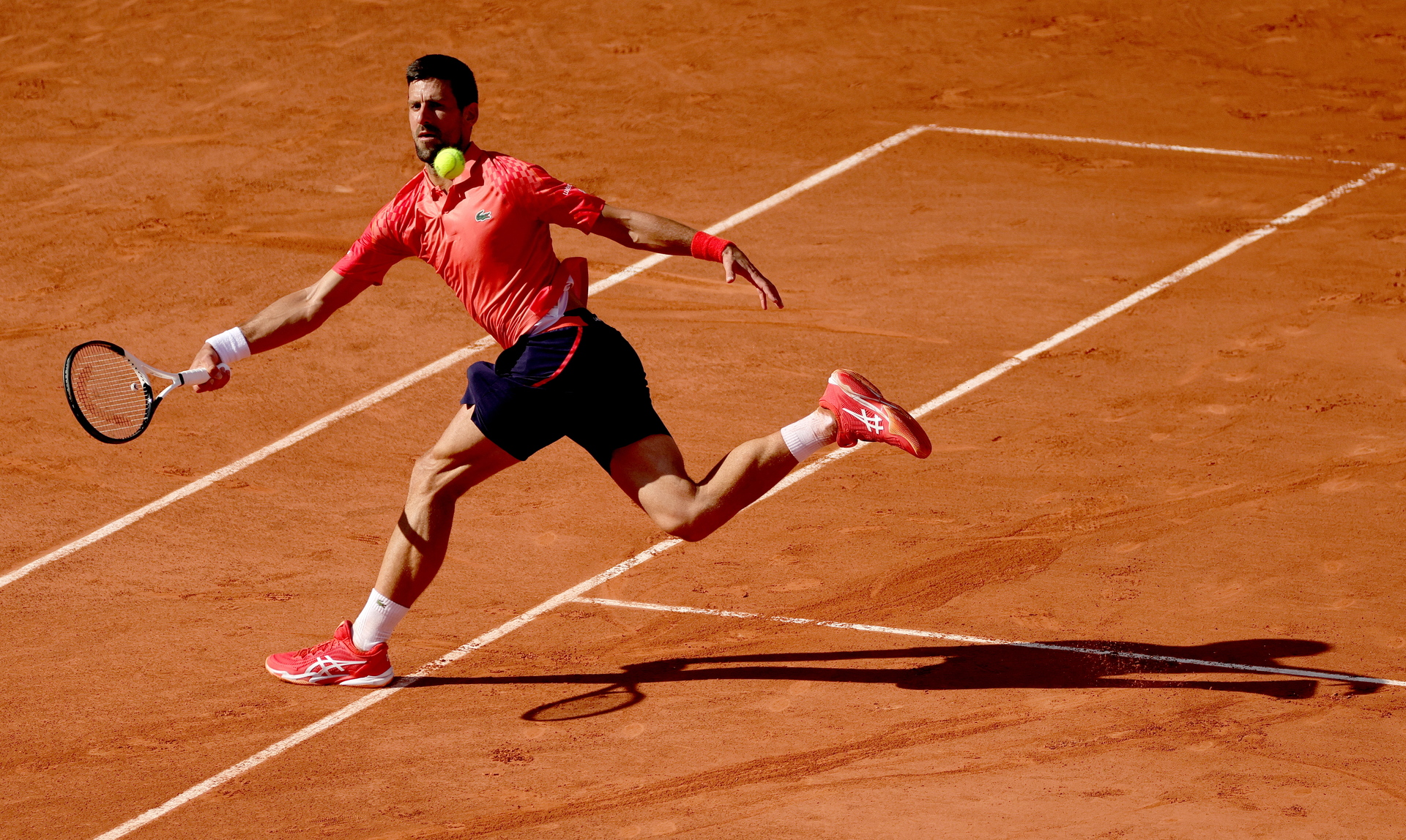 Novak Djokovic batalló para imponerse 7-6, 7-6, 6-2 a Alejandro Davidovich en Roland Garros (EFE)
