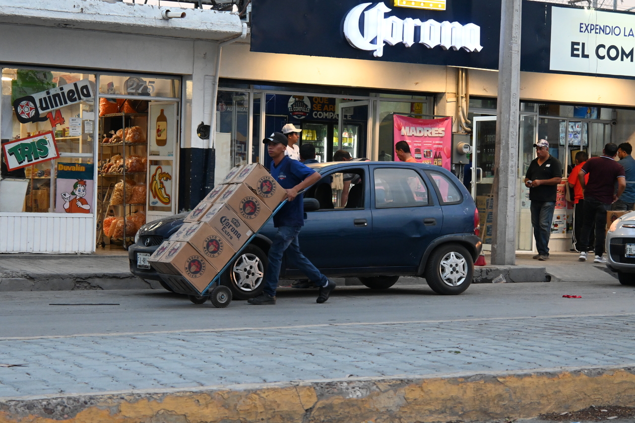 Ayer por la tarde se observaron largas filas de compradores de cerveza en Torreón a causa de la Ley Seca de este fin de semana. (RAMÓN SOTOMAYOR)