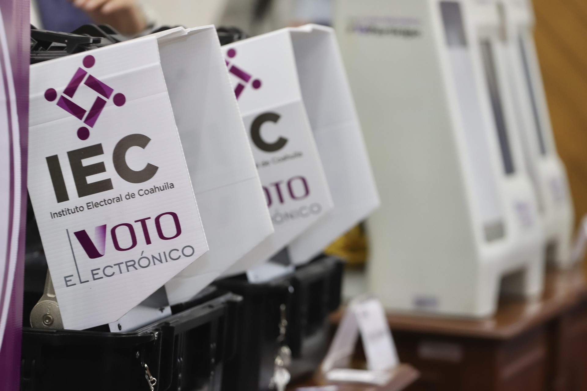 El IEC trabaja a marchas forzadas para llevar boletas a las 74 casillas donde se tendría urna electrónica en Coahuila. (ARCHIVO)