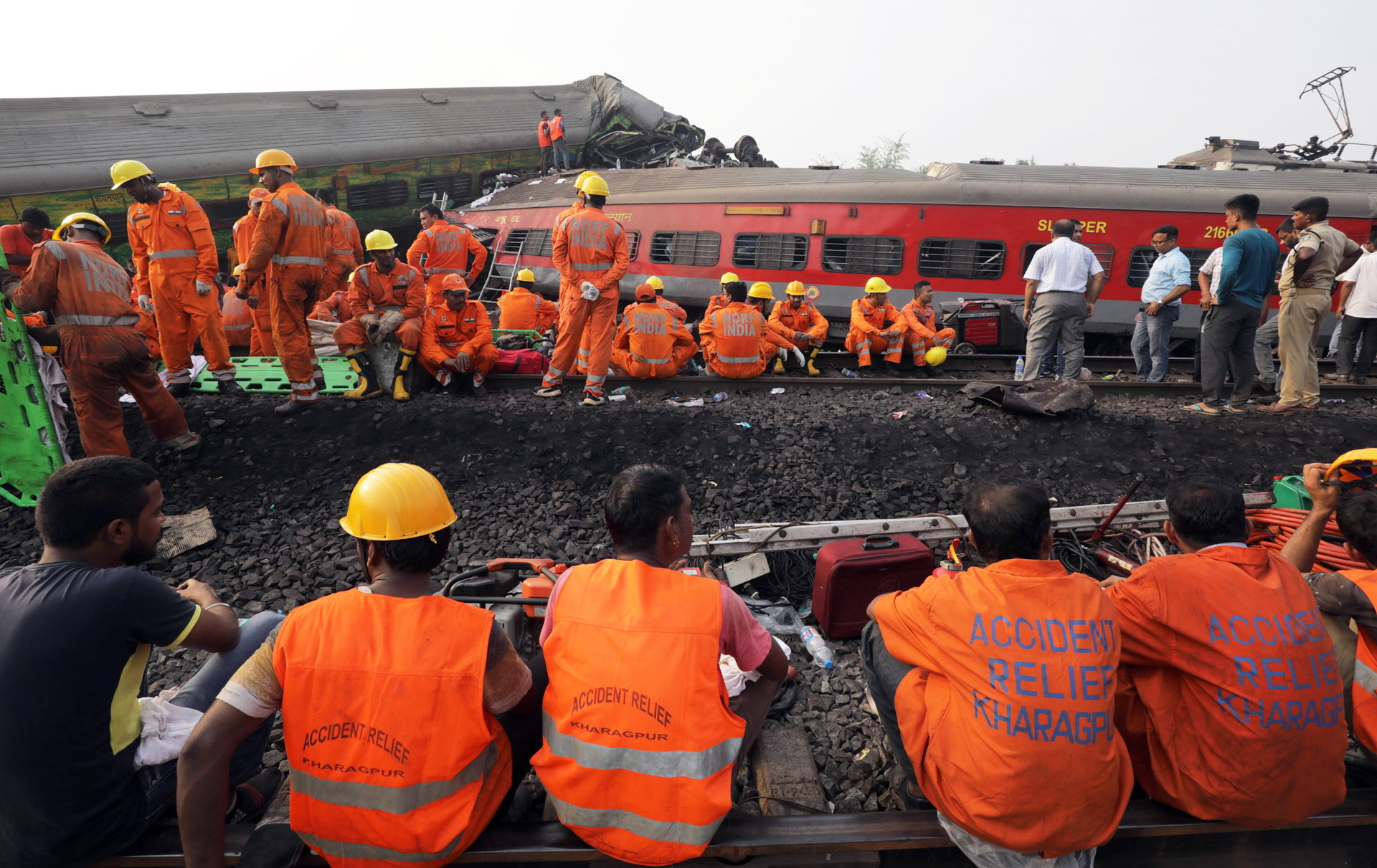 Las autoridades han lanzado una investigación de alto nivel dirigida por el comisario de seguridad ferroviaria. (PIYAL ADHIKARY / EFE)