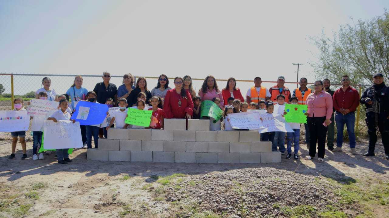 Las autoridades visitaron dos comunidades rurales para anunciar el inicio de obras de agua potable y una barda en una escuela. (EL SIGLO DE TORREÓN)