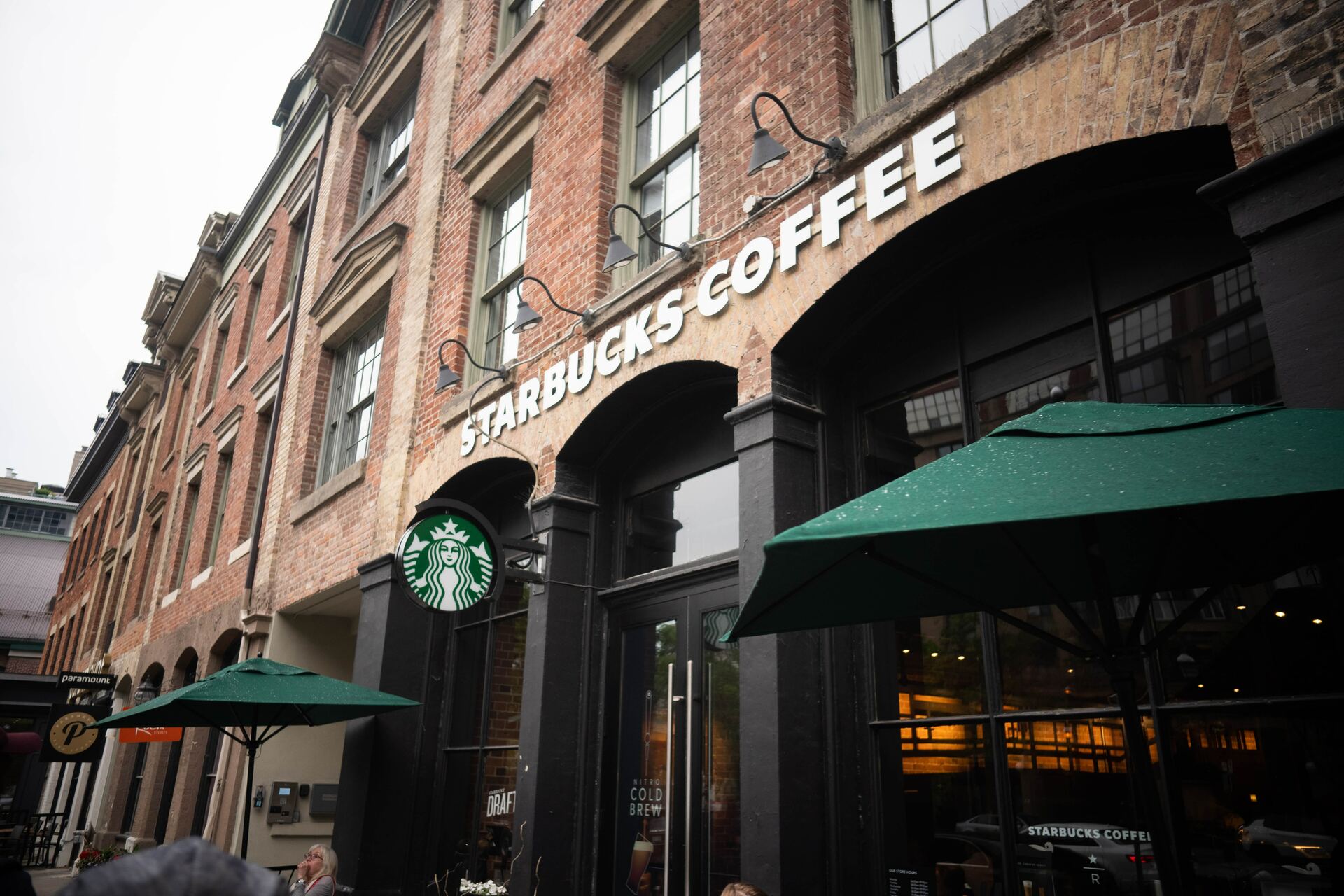 Sindicato acusa a Starbucks de impedir decoración por mes del Orgullo en sucursales de EUA