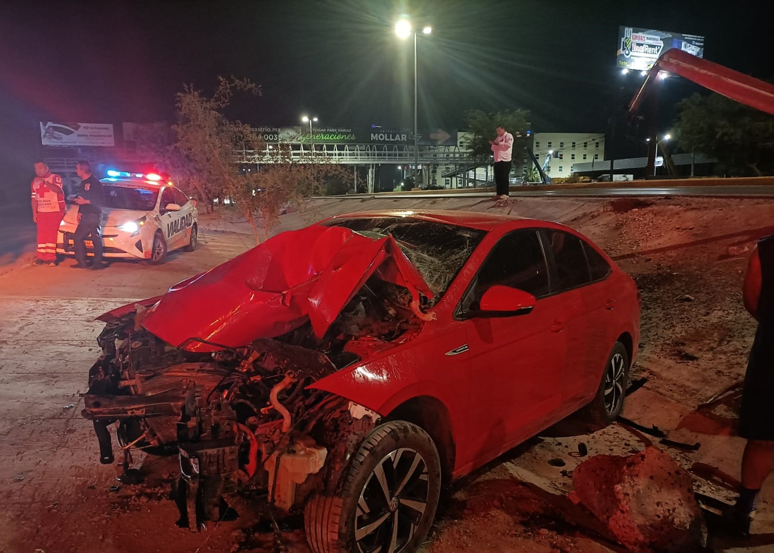 Conductor pierde el control y se impacta contra valla metálica en ...