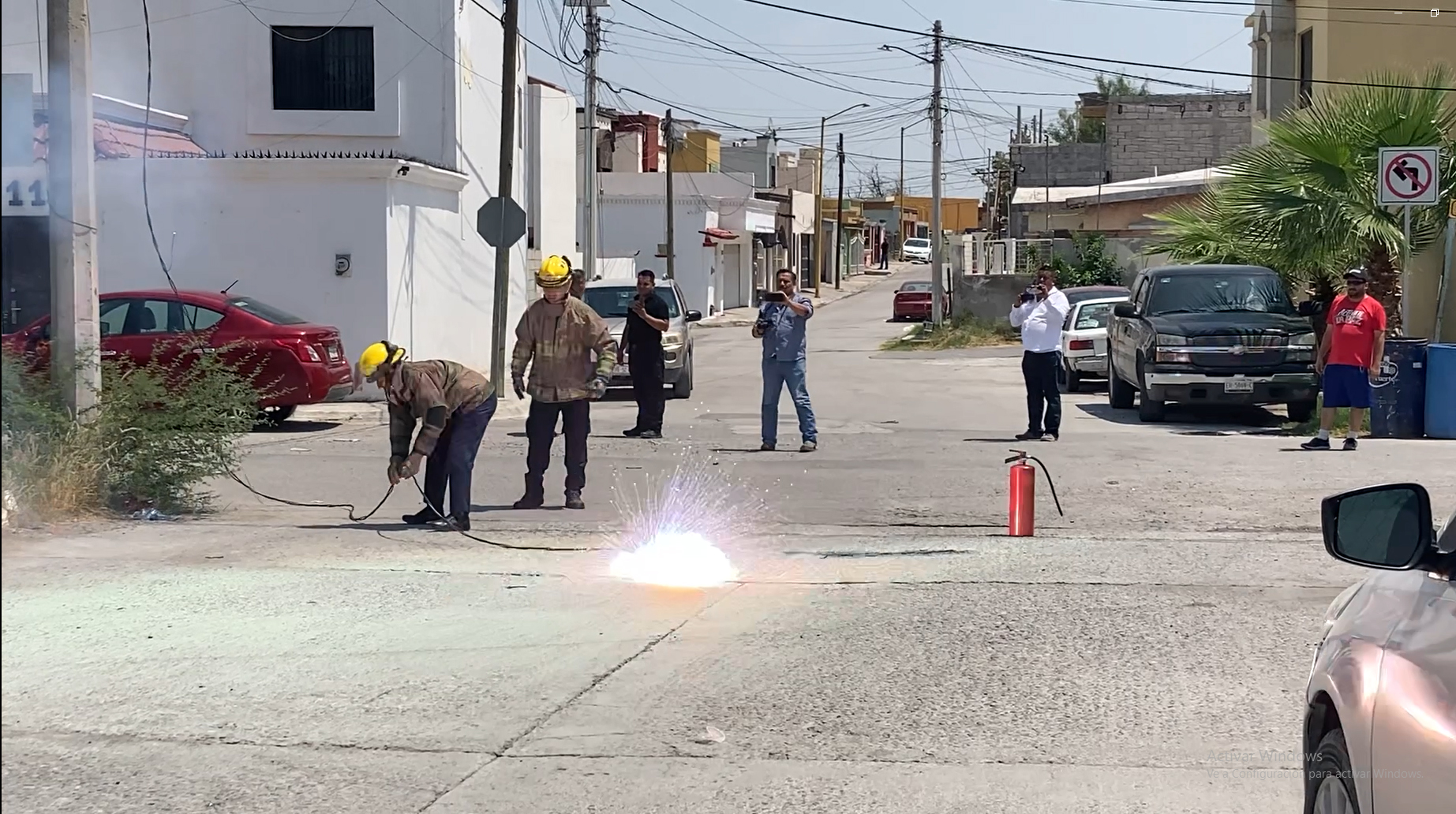 Sobrecarga eléctrica revienta cables frente a kínder en Monclova