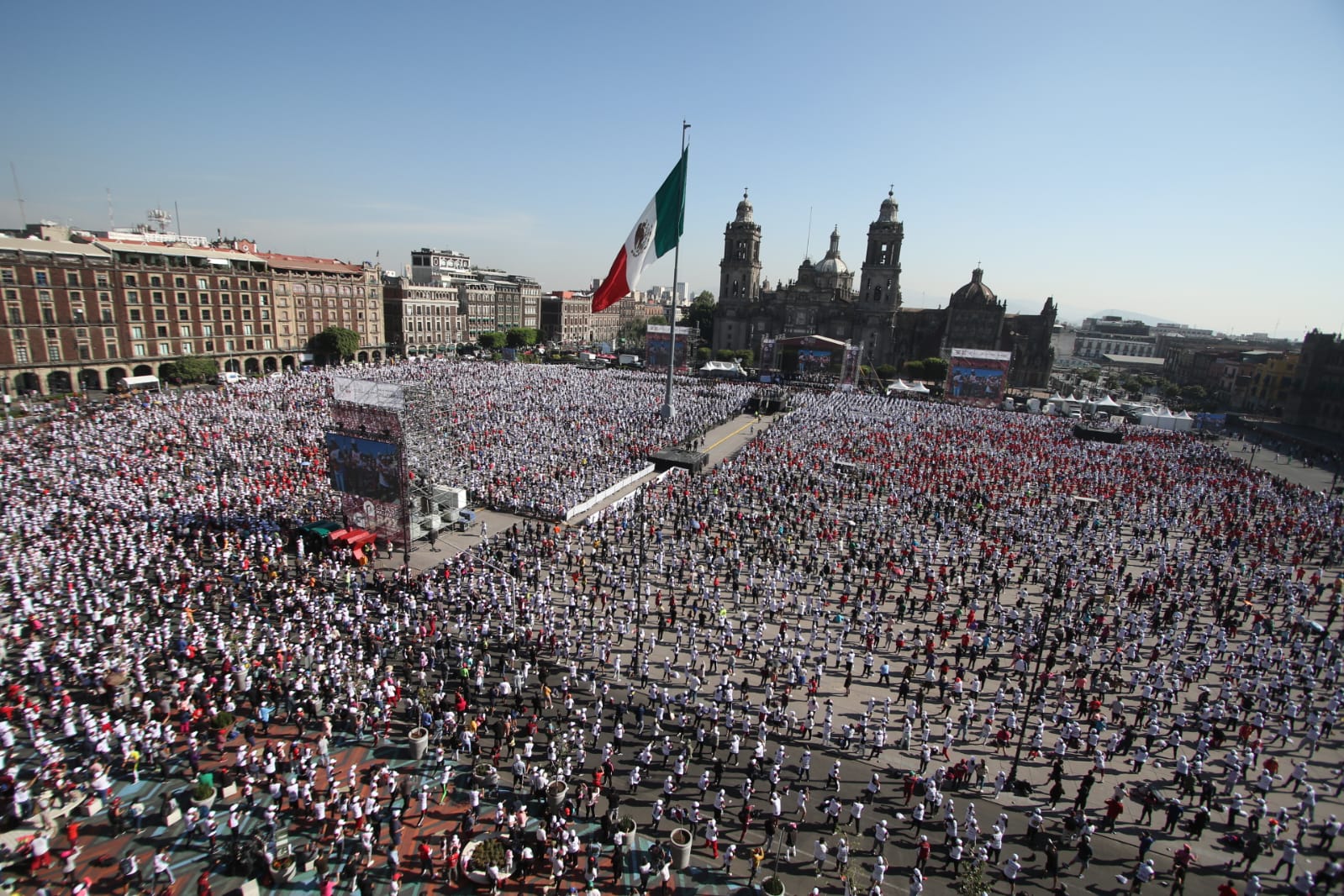 Alrededor de 30 mil personas estuvieron en el zócalo capitalino. (WBC)