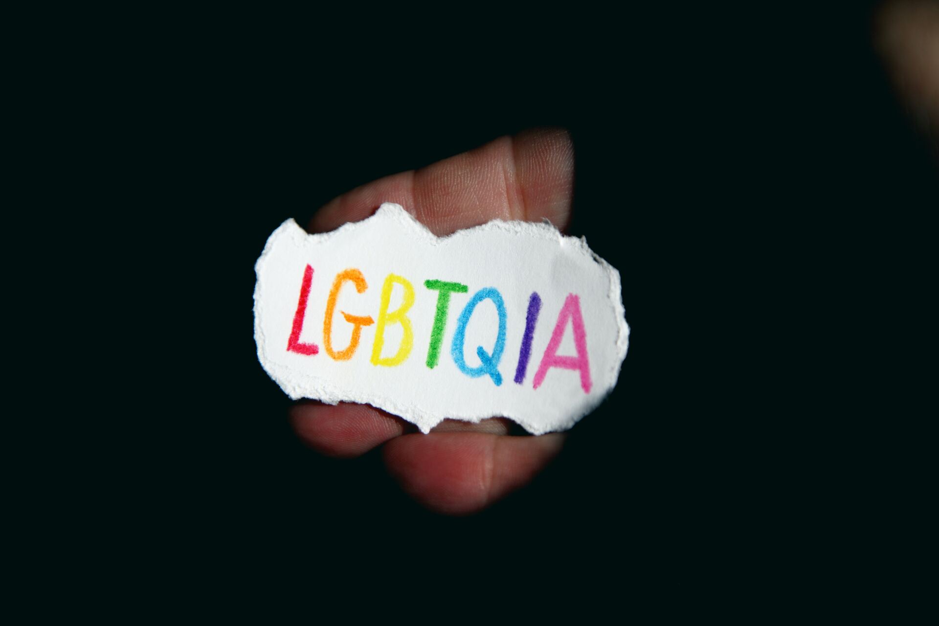 Promover uso de lenguaje inclusivo y la diversidad de candidatos beneficia la retención de talento LGBTQIA+