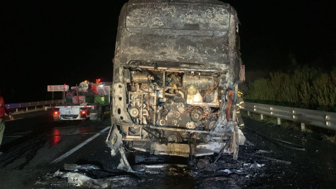Rescatan a estudiantes tras incendio de autobús en Arteaga